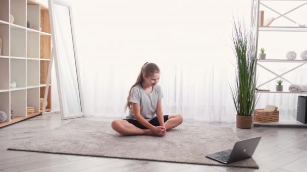 Flexiblility training online lesson teenager sport — Stock Video