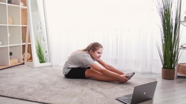 Flexibel meisje online training home sport vrouw — Stockvideo