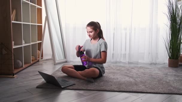 Equilibrio de agua entrenamiento en línea adolescente deporte — Vídeos de Stock