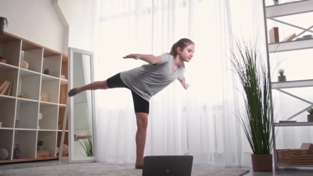 Casa gimnasia niños deporte entrenamiento en línea — Vídeos de Stock