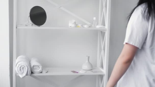 Manhã higiene spa salão mulher toalha de banho — Vídeo de Stock