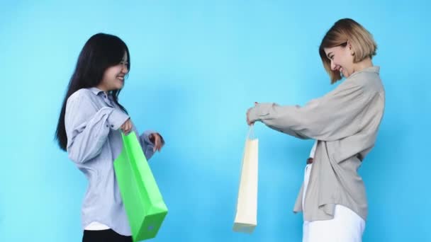 Друзья представляют женскую дружбу подарки девушки сумки — стоковое видео