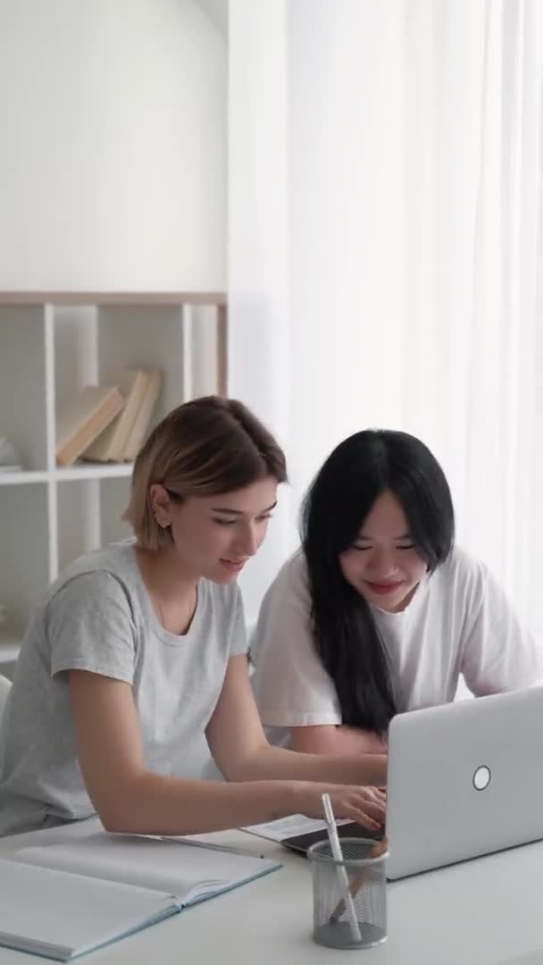 Studera tillsammans färdiga läxor vänner flickor — Stockvideo