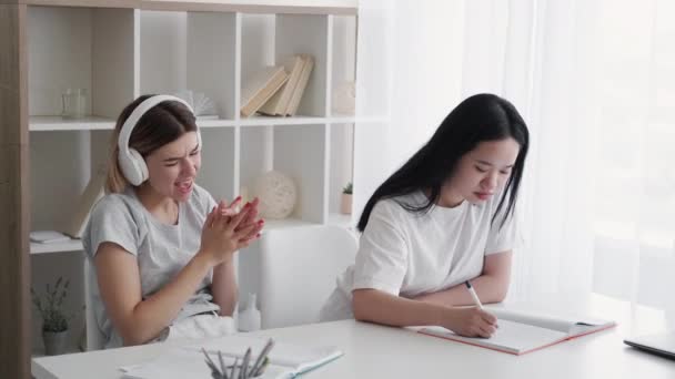Líný student nudné vzdělávání dívky sluchátka — Stock video