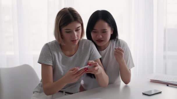 Dipendenza del telefono gioco nerd teen ragazze amiche — Video Stock