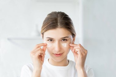 Kozmetik yamalar şişiren rutin kadın derisi