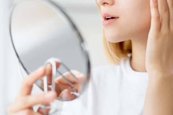 Bellezza cura della pelle dermatologia donna viso specchio — Foto Stock