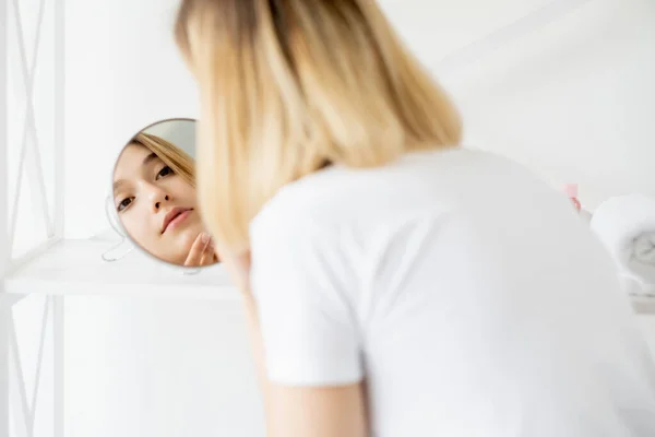 Cura del viso trattamento della pelle giovane donna specchio viso — Foto Stock