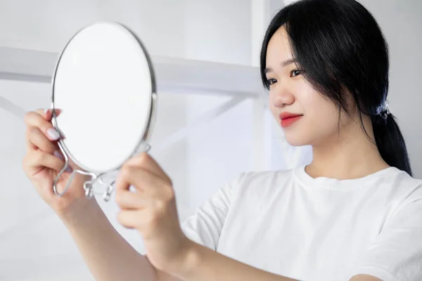 Bella asiatico donna perfetto pelle godendo per il viso — Foto Stock