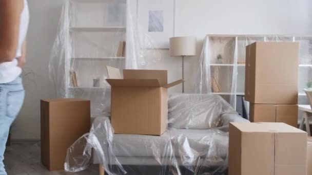 Deslocalização da casa dia em movimento família transportando caixas — Vídeo de Stock
