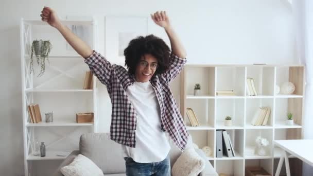 Home leuk weekend vreugde gelukkig geamuseerd arabisch guy dansen — Stockvideo