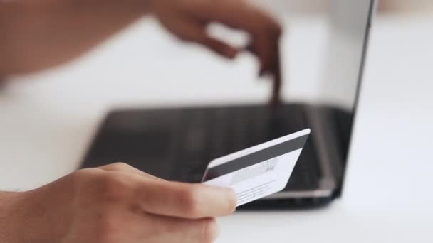 Online banking ανδρικά χέρια χρησιμοποιώντας laptop πιστωτικών καρτών — Αρχείο Βίντεο