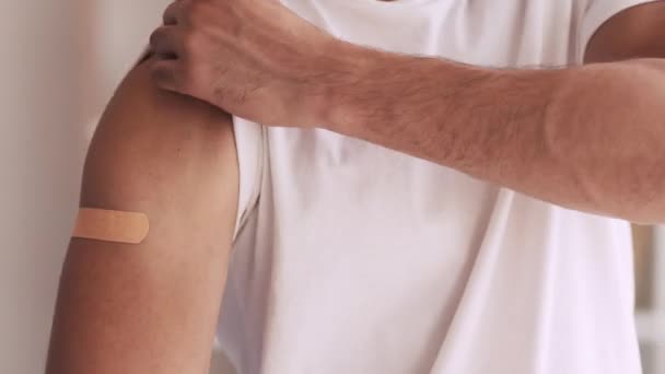 Grip aşısı Coronavirus aşısı tatmin olmuş hasta yumruğu — Stok video