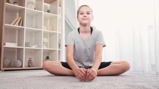 Home gym flexibiliteit oefening gezonde sport — Stockvideo