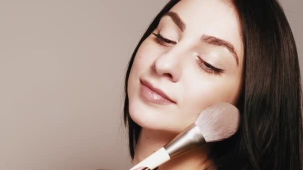 Denní make-up aplikovat základ žena štětec kůže — Stock video