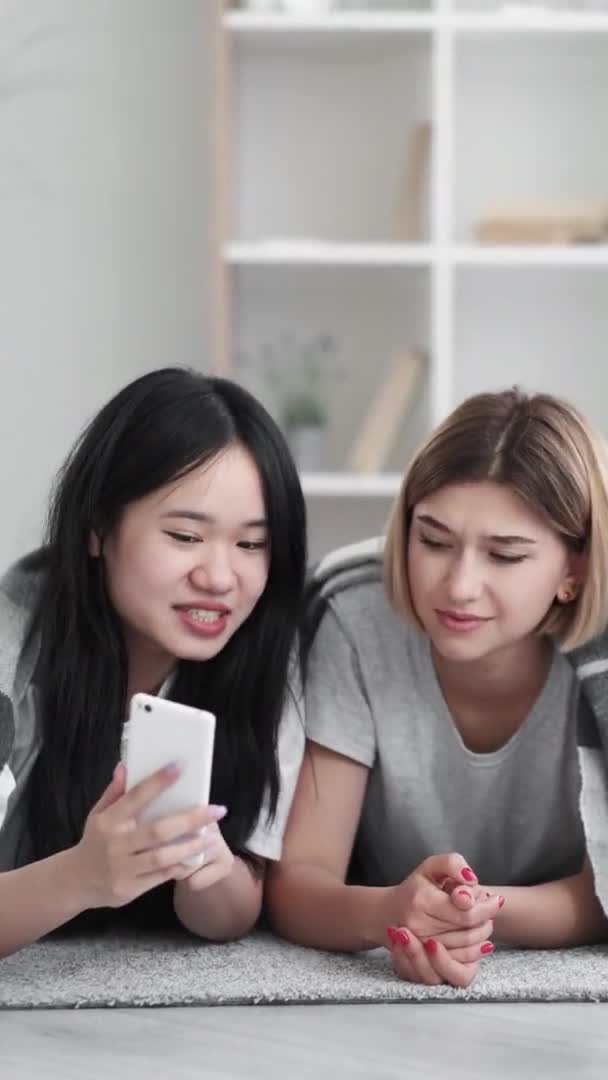 Teléfono de navegación millennials generación de chicas modernas — Vídeo de stock