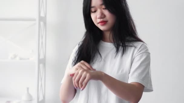 Handverzorging huid hydraterende vrouw wrijven crème — Stockvideo