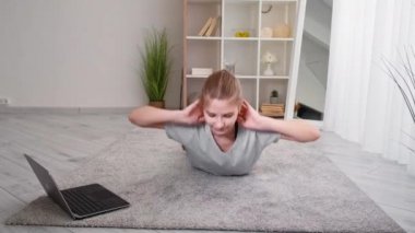 Karın kasları online fitness ev eğitimi genci