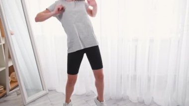 Genç dans evde antrenman yaparken spordan zevk alıyor
