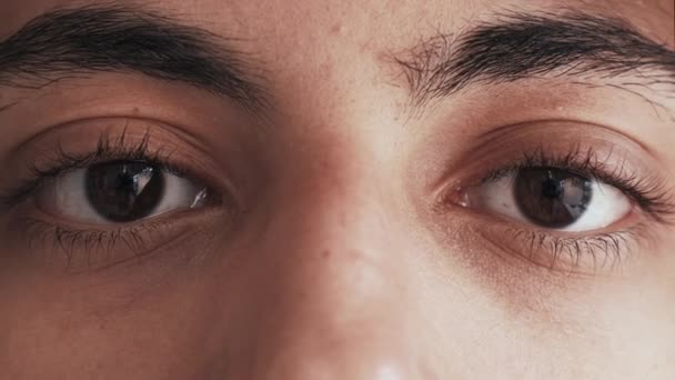 Etnická tolerance rozmanité vidění smutný arabština muž oči — Stock video