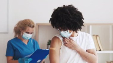 covid-19 aşı grip yumruğu tatmin olmuş Arap hasta