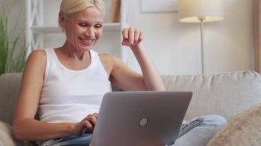 Sanal sohbet çevrimiçi iletişim olgun kadın