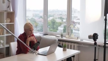 vlogger yaşam tarzı kıdemli kadın uzman röportajı