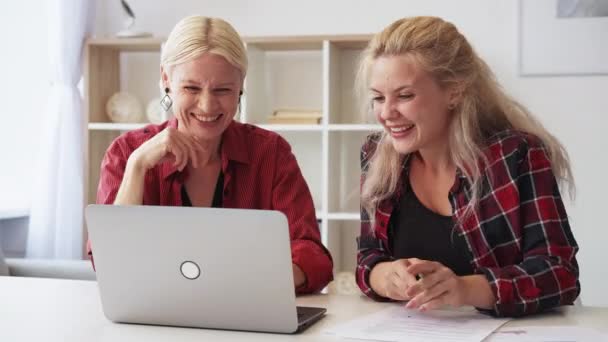 Aprendizaje en línea familia estudio madre hija diversión — Vídeo de stock