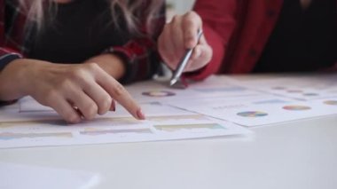 Pazar analizi kadın meslektaşları grafikler çiziyor
