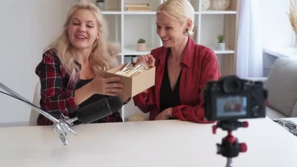 Krása vlog make-up nástroj recenze ženy testování štětec — Stock video