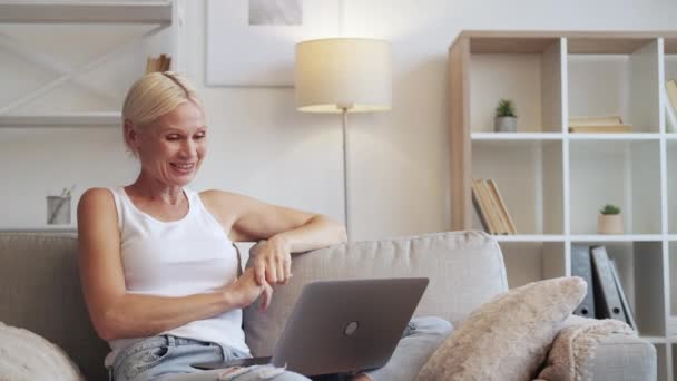 Comunicação on-line casa vídeo chat mulher madura — Vídeo de Stock