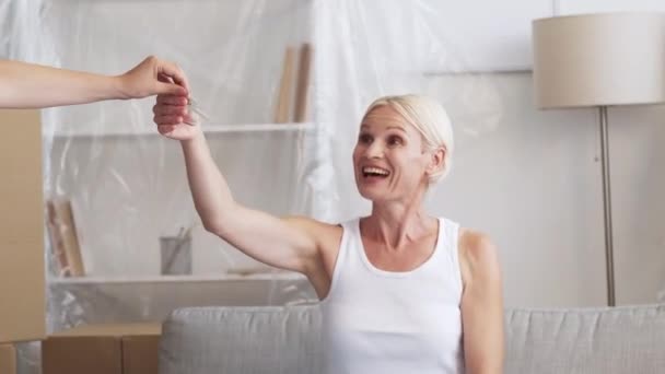 Koupit nemovitost investice senior woman — Stock video