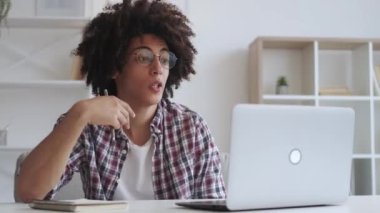 Ev videosundan çalışan Arap adam bilgisayarını kullanıyor.