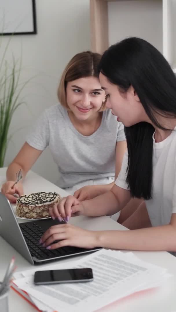 Meninas brunch millennial estilo de vida amigo bolo — Vídeo de Stock