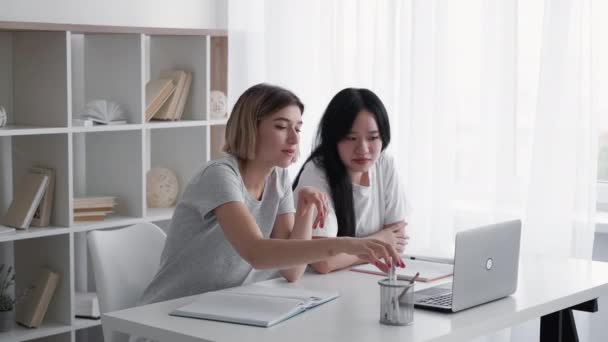 Universidad estudio secundaria estudiante niñas tarea — Vídeo de stock