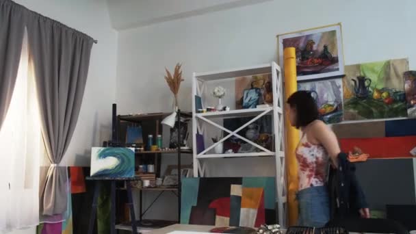 Sanat hobisi yaratıcı illüstratör stüdyo kadın sanatçısı — Stok video