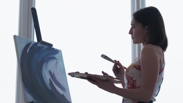 Femme peintre expression artistique dessin toile chevalet — Video