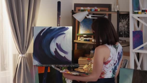 Felice artista arte creatività donna cavalletto studio — Video Stock