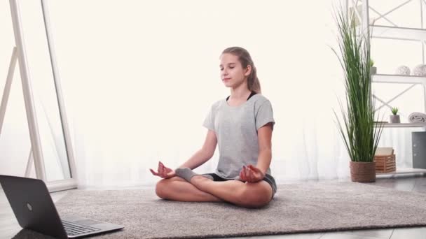 Практика йоги домашний урок видео подростка — стоковое видео