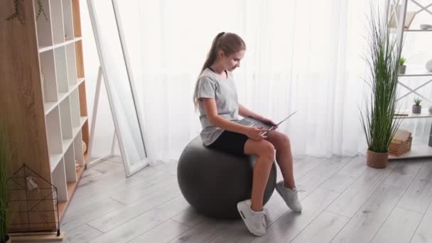 Avsluta träning online fitness hem sport tonåring — Stockvideo