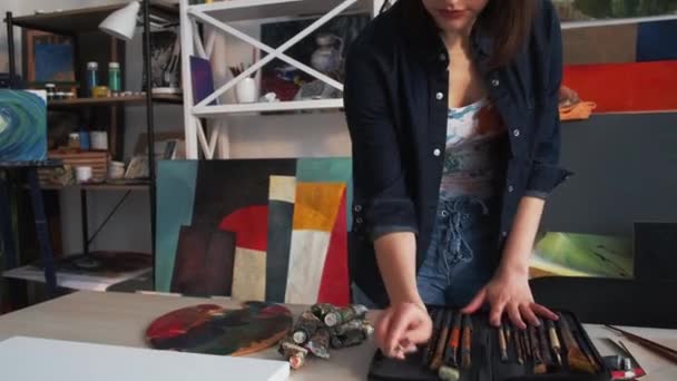 Pintor herramientas artista estilo de vida mujer creativa arte — Vídeos de Stock