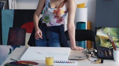 çizim sanatçısı kadın kalem sanatı