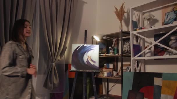 Artista éxito obra maestra pintura mujer noche — Vídeos de Stock