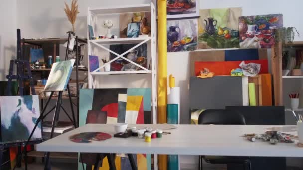 Художня майстерня інтер'єрного живопису клас студійний стіл — стокове відео