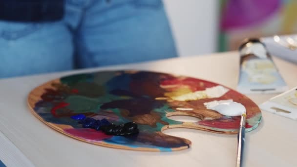 Художник палитры поставляет ручной набор масла 2 — стоковое видео