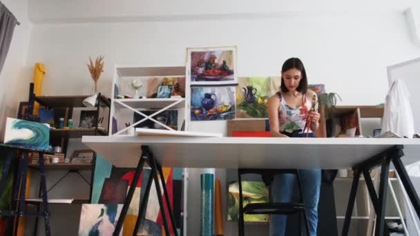 Kunstenaar vrijetijdsbesteding schilderen hobby creatieve vrouw tafel — Stockvideo