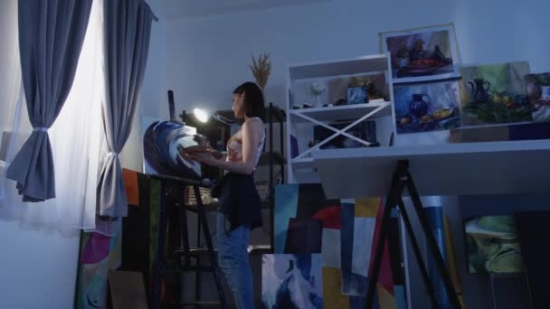 Creativo pintor moderno obra maestra mujer caballete — Vídeos de Stock