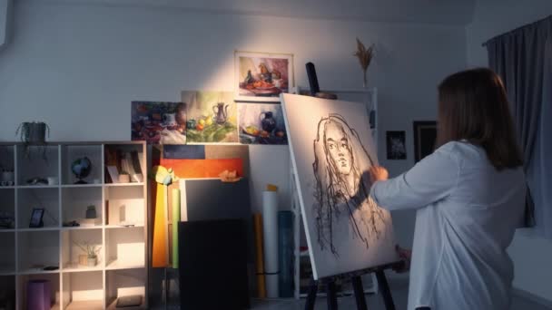 Inspirowany proces sztuki kobieta artysta szkic rysunek — Wideo stockowe