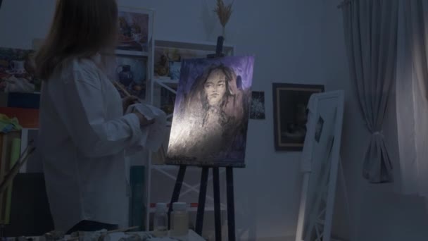 作品制作女性画家は結果を楽しむ — ストック動画