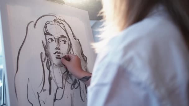 Mulher artística desenho processo estúdio de arte — Vídeo de Stock